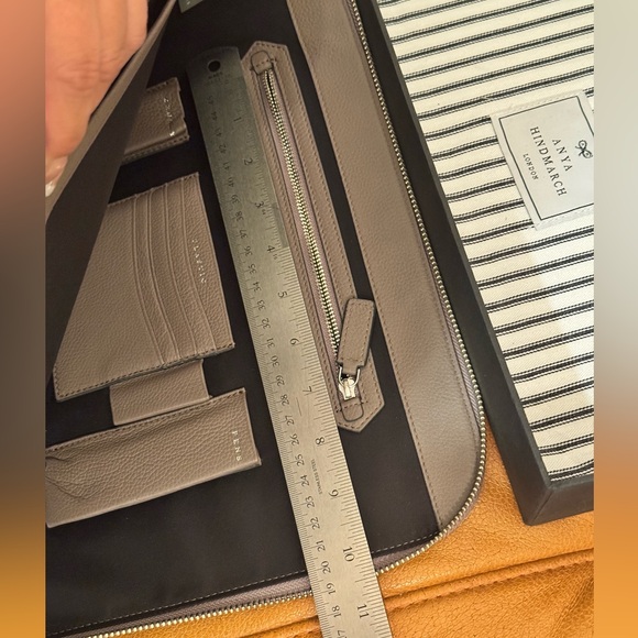 ANYA HINDMARCH
Eyes Document Case / clutch EUC - Picture 15 of 15